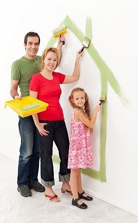 familia pintando casita en muro